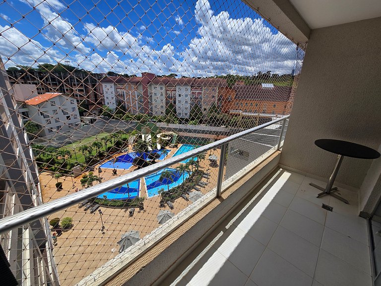 Apto Rio Quente - Vista piscina e ar cond na suíte
